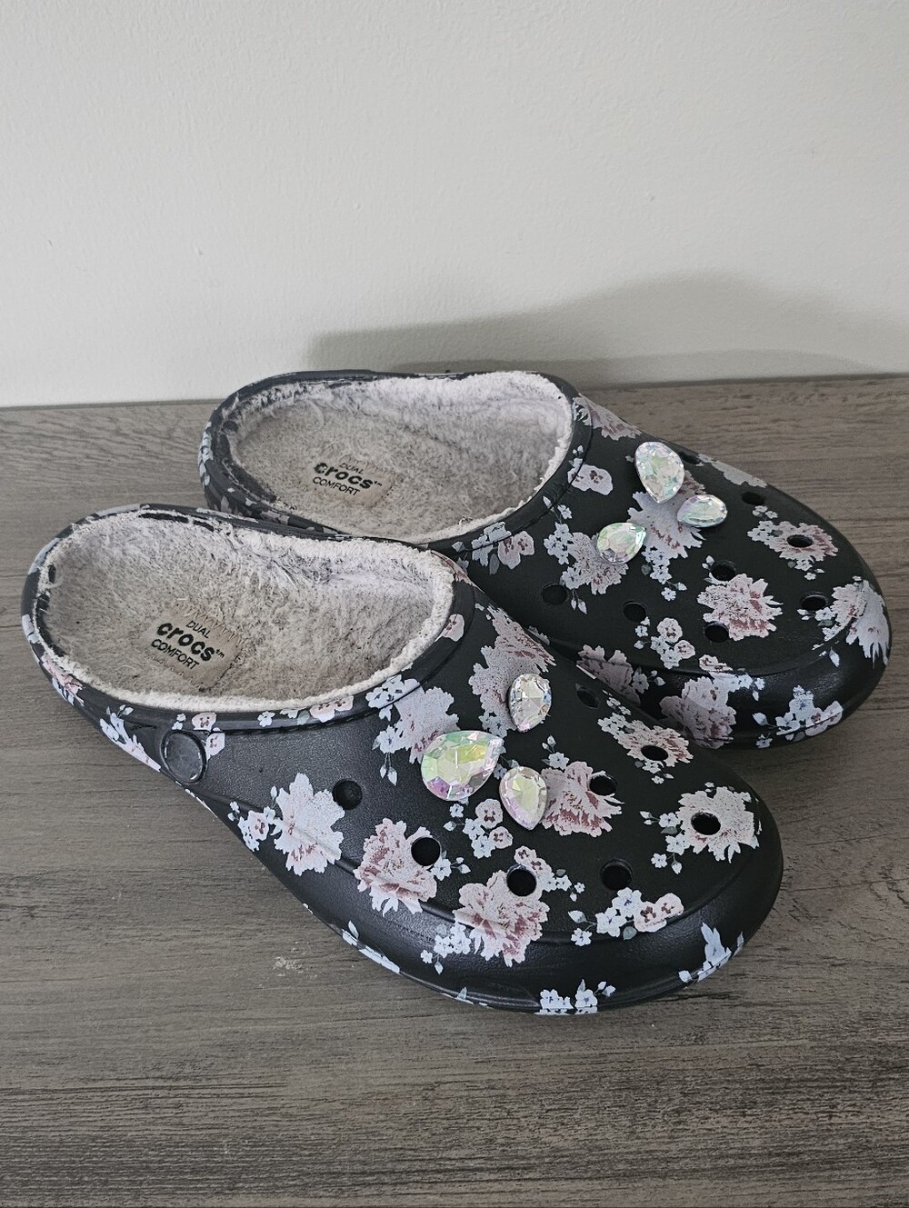 Crocs Women's Freesail Lined Clog Floral Black Iridescent Charms Slipper 7